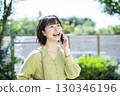 拜訪智能手機的一位小姐 130346196