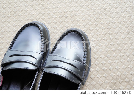 閃亮的黑色樂福鞋，學生鞋，適合學校或商務的正式皮鞋。 130346258