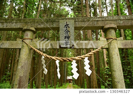 湧水豐富的花卷禦球利神社 湧水豐富的花卷禦球利神社 130346327