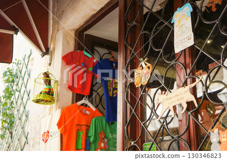 歐洲旅遊小鎮中心的小紀念品商店 歐洲旅遊小鎮中心的小紀念品商店 130346823