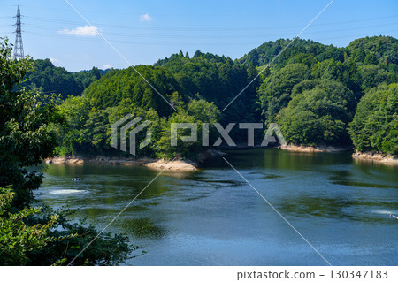 2025年8月:奈良布目水壩因降雨量減少,蓄水量減少。布目湖南側景觀。 2025年8月:奈良布目水壩因降雨量減少,蓄水量減少。布目湖南側景觀。 130347183