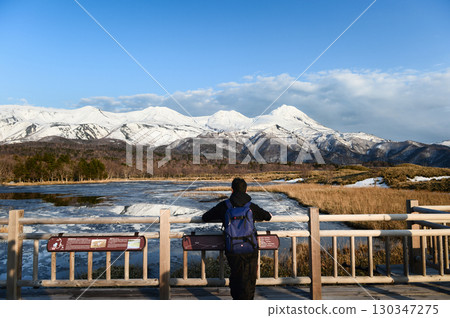陽光明媚的日子裡的知床山 陽光明媚的日子裡的知床山 130347275