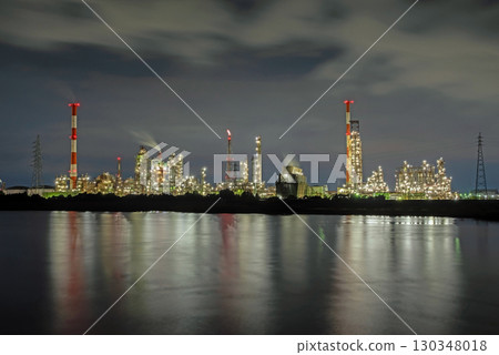 「四日市工廠的夜景」 五十津碼頭和昭和四日市石油 「四日市工廠的夜景」 五十津碼頭和昭和四日市石油 130348018