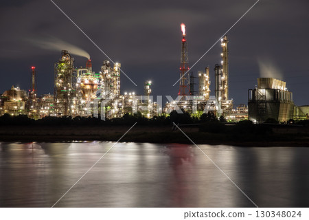 「四日市工廠的夜景」 五十津碼頭和昭和四日市石油 「四日市工廠的夜景」 五十津碼頭和昭和四日市石油 130348024