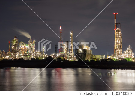 "Night view of Yokkaichi factories" Isozu Pier and Showa Yokkaichi Oil "Night view of Yokkaichi factories" Isozu Pier and Showa Yokkaichi Oil 130348030