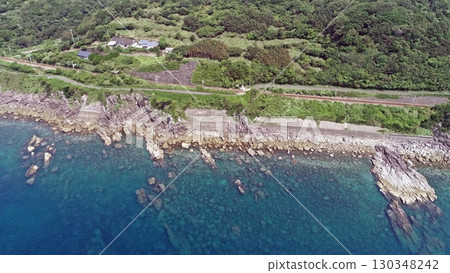 東海與綠色森林形成美麗的對比 130348242