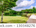 夏季的弟子屈町水鄉公園和釧路川大橋在藍天的襯托下熠熠生輝 130348276