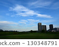 日落後的東方天空和城市景觀輪廓 130348791