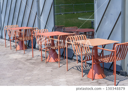 陽光下簡約風格的戶外咖啡桌 陽光下簡約風格的戶外咖啡桌 130348879