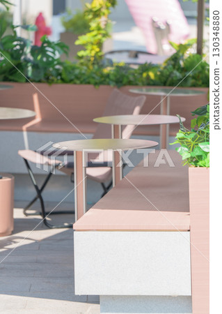 陽光下簡約風格的戶外咖啡桌 陽光下簡約風格的戶外咖啡桌 130348880