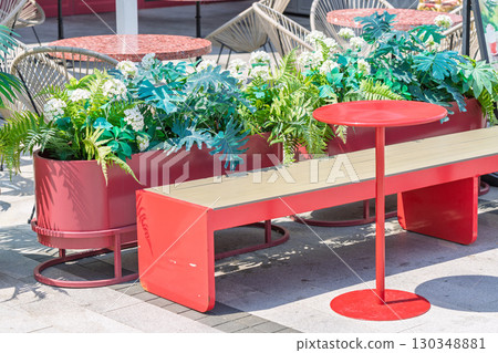 陽光下簡約風格的戶外咖啡桌 陽光下簡約風格的戶外咖啡桌 130348881