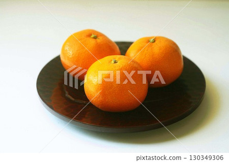 Winter fruit: mandarin oranges 130349306