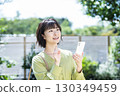 年輕女子在智慧型手機上搜索 130349459