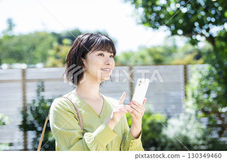 年輕女子在智慧型手機上搜索 130349460