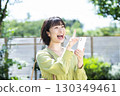 年輕女子在智慧型手機上搜索 130349461