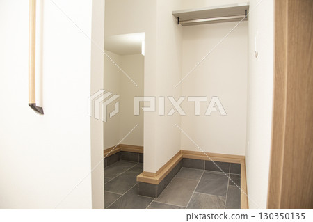 新建房屋的土質地板儲存 130350135