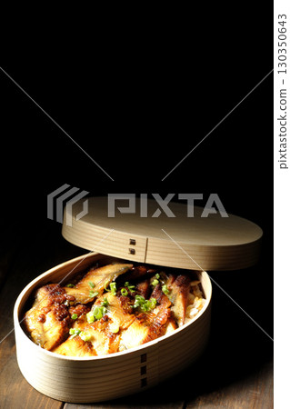 Eel bowl bento in a bento box Eel bowl bento in a bento box 130350643