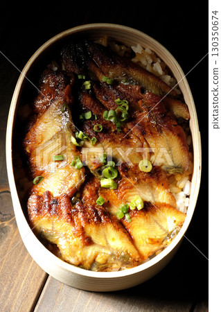 Eel bowl bento in a bento box 130350674