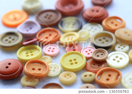 服裝製作中使用的彩色連結合影 130350763