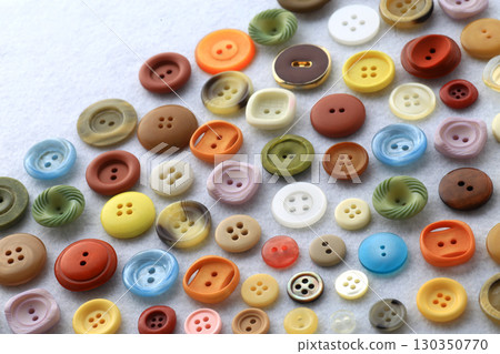 服裝製作中使用的彩色連結合影 130350770