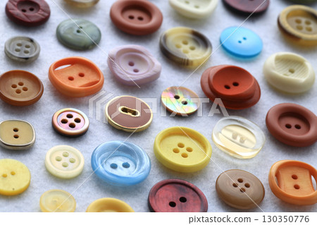 服裝製作中使用的彩色連結合影 130350776