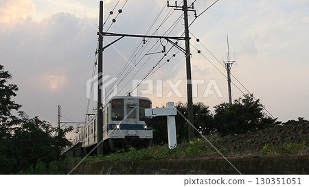東武鐵道850系列車駛往伊勢崎線太田站(2015年9月13日)單人操作輸電塔 東武鐵道850系列車駛往伊勢崎線太田站(2015年9月13日)單人操作輸電塔 130351051