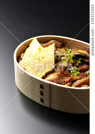 鰻魚飯便當盒，裝在黑色背景下拍攝的便當盒中 130351083
