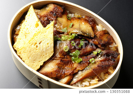 鰻魚飯便當盒，裝在黑色背景下拍攝的便當盒中 130351088