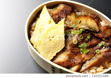 鰻魚飯便當盒，裝在黑色背景下拍攝的便當盒中 130351089