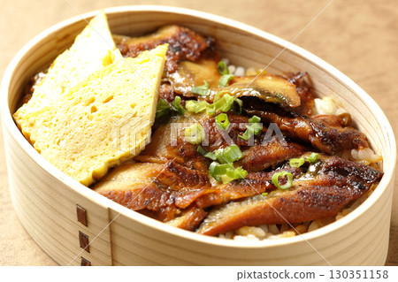 Eel bowl bento in a bento box 130351158
