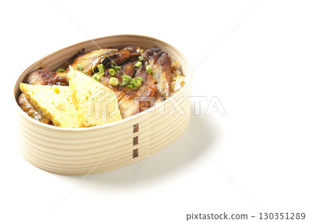 白色背景下拍攝的便當盒中的鰻魚碗便當 白色背景下拍攝的便當盒中的鰻魚碗便當 130351289