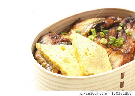 白色背景下拍攝的便當盒中的鰻魚碗便當 130351295
