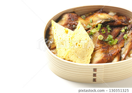 白色背景下拍攝的便當盒中的鰻魚碗便當 130351325