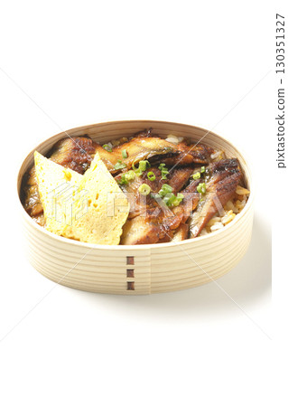 白色背景下拍攝的便當盒中的鰻魚碗便當 130351327