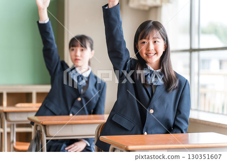 學校教室裡，穿著制服的小學生、國中生、高中生、高中女生（朋友）上課時積極舉手 130351607
