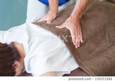 整骨醫師和病人 130351988