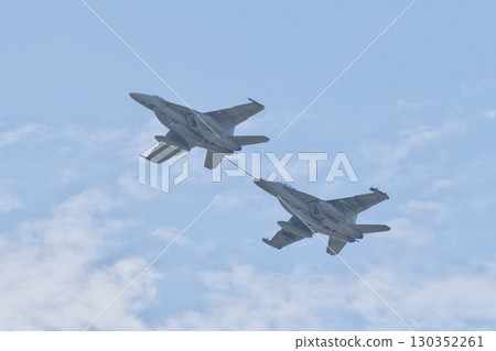 美國海軍 F/A-18 超級大黃蜂戰機進行空中加油演示 130352261