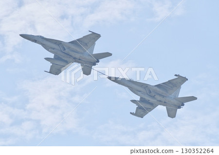 美國海軍 F/A-18 超級大黃蜂戰機進行空中加油演示 130352264