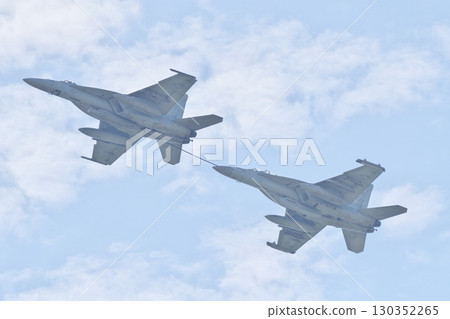 美國海軍 F/A-18 超級大黃蜂戰機進行空中加油演示 130352265