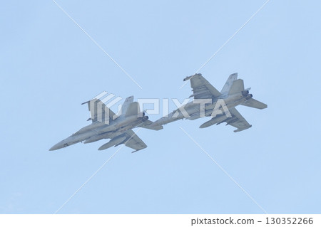 美國海軍 F/A-18 超級大黃蜂戰機進行空中加油演示 美國海軍 F/A-18 超級大黃蜂戰機進行空中加油演示 130352266