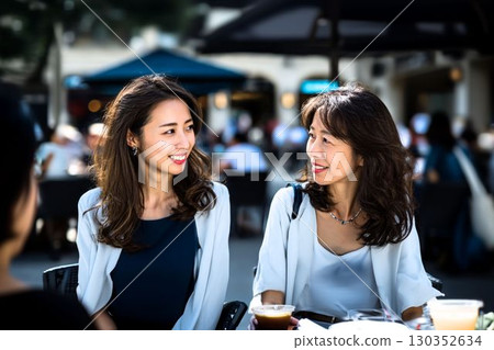 兩名日本女性在咖啡館聊天 130352634