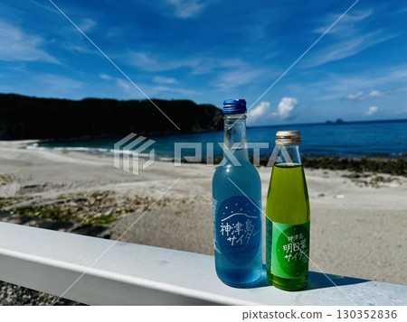 美麗的熱帶海灘和天藍色的天空 130352836