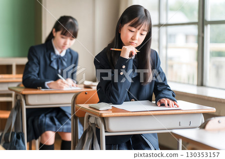 High school, junior high school, and elementary school girls taking exams and tests in school classrooms and cram schools (examination) 130353157