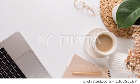 筆記型電腦和咖啡，筆記本，咖啡杯，電腦，室內植物，木紋，桌子，咖啡館， 130353167