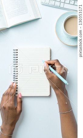 女人的手在筆記本上寫筆記 商業形象背景 女人的手在筆記本上寫筆記 商業形象背景 130353171
