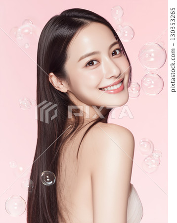 以淡粉紅色背景為特色的美麗肌膚和閃亮秀發的宣傳資料（美容院部落格） 130353265