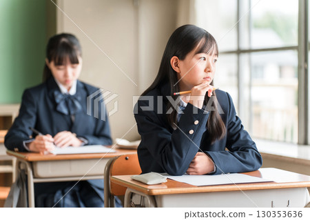 小學、國中、高中女生考試時目光呆滯，沒有動力（冷漠、叛逆、悶悶不樂） 130353636