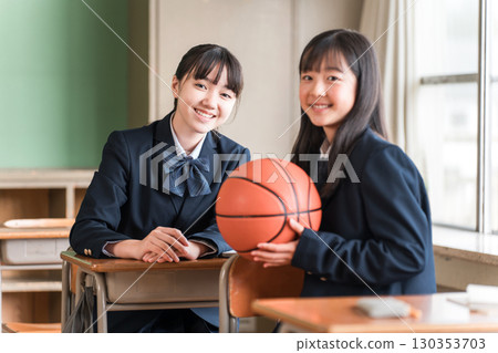 Elementary school, junior high school, and high school students talking about club activities with friends, classmates, and classmates during breaks in school classrooms Elementary school, junior high school, and high school students talking about club activities with friends, classmates, and classmates during breaks in school classrooms 130353703