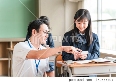 一位老師和一位女學生使用智慧型手機教學(BYOD/ICT) 一位老師和一位女學生使用智慧型手機教學(BYOD/ICT) 130353705