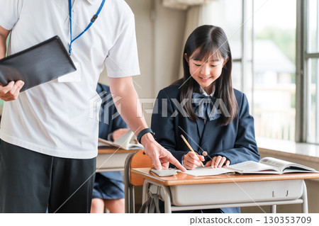 教師在學校教室裡給學生和孩子上課 教師在學校教室裡給學生和孩子上課 130353709